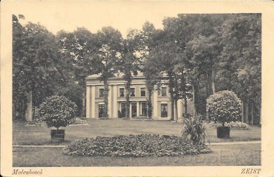 Driebergseweg0001, Buitenplaats Molenbosch.1918.jpg - Huize Molenbosch. Het is dan ook niet verwonderlijk, dat de heer Stoop zijn oog liet vallen op een stuk grond, gelegen op de hoek van de Molenweg met de Driebergseweg. De naam van zijn buiten ‘Molenbosch is te verklaren uit het feit, dat er op de hoek van de Molenweg met de Driebergseweg to 1856 een korenmolen stond.Dit uit 1837 daterende huis is één van de weinige buitens, die nog steeds bewoond worden door een nazaat van de oorspronkelijke bewoners. Opname van 1918.